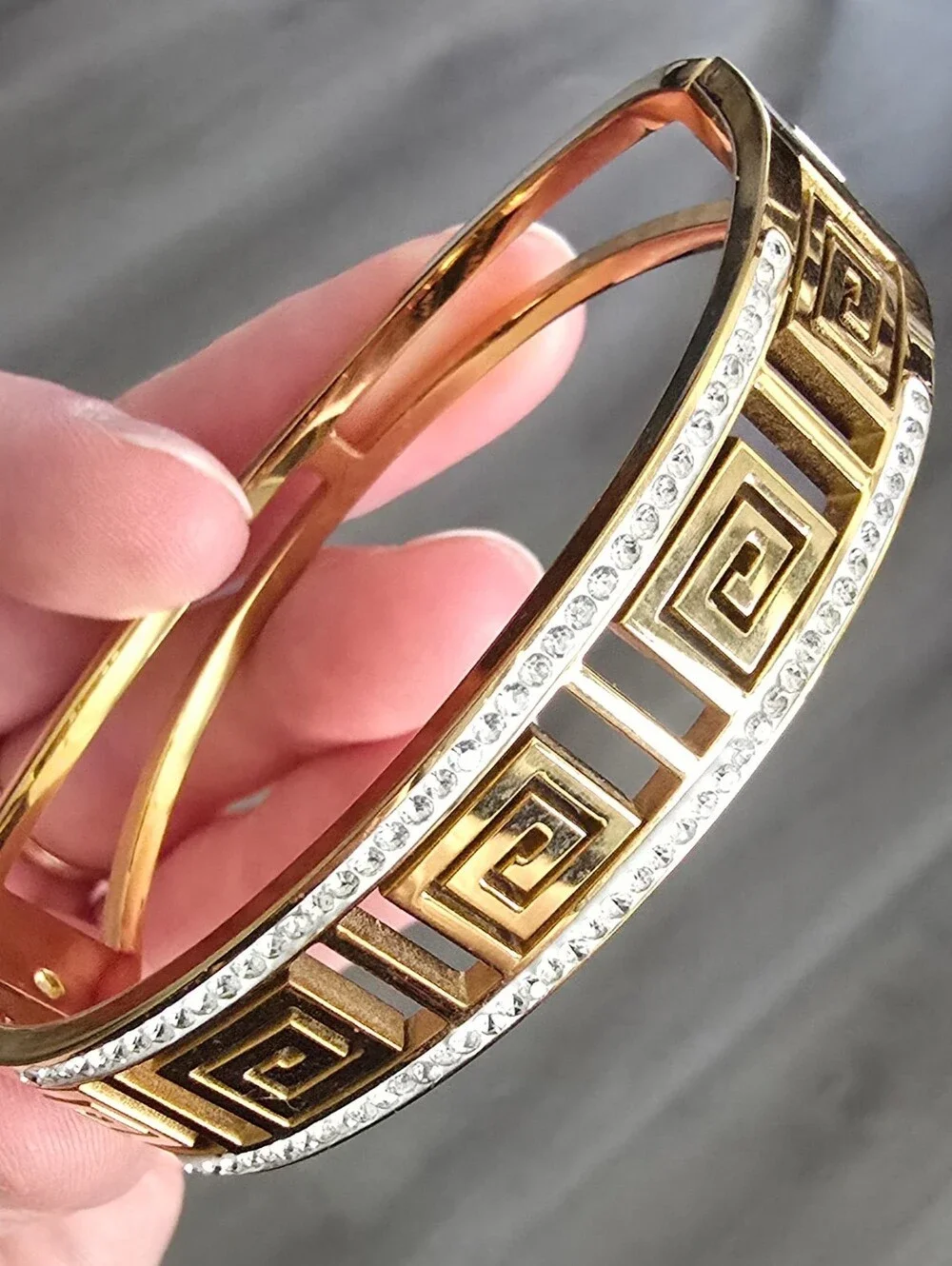 N/A elegant gold
